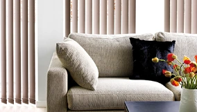 Vertikallamellen im Wohnzimmer vor großer Fensterfront, moderner Sicht- und Blendschutz nach Maß