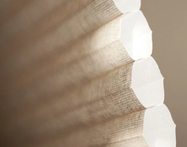 Detailaufnahme eines Wabenplissees mit isolierendem Wabenstoff, energiesparender Sicht- und Wärmeschutz am Fenster